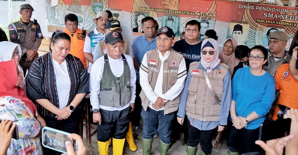 Bupati Simalungun, Dr H Anton Achmad Saragih Serahkan Bantuan Kemanusiaan Kepada Korban Bencana di Tapteng