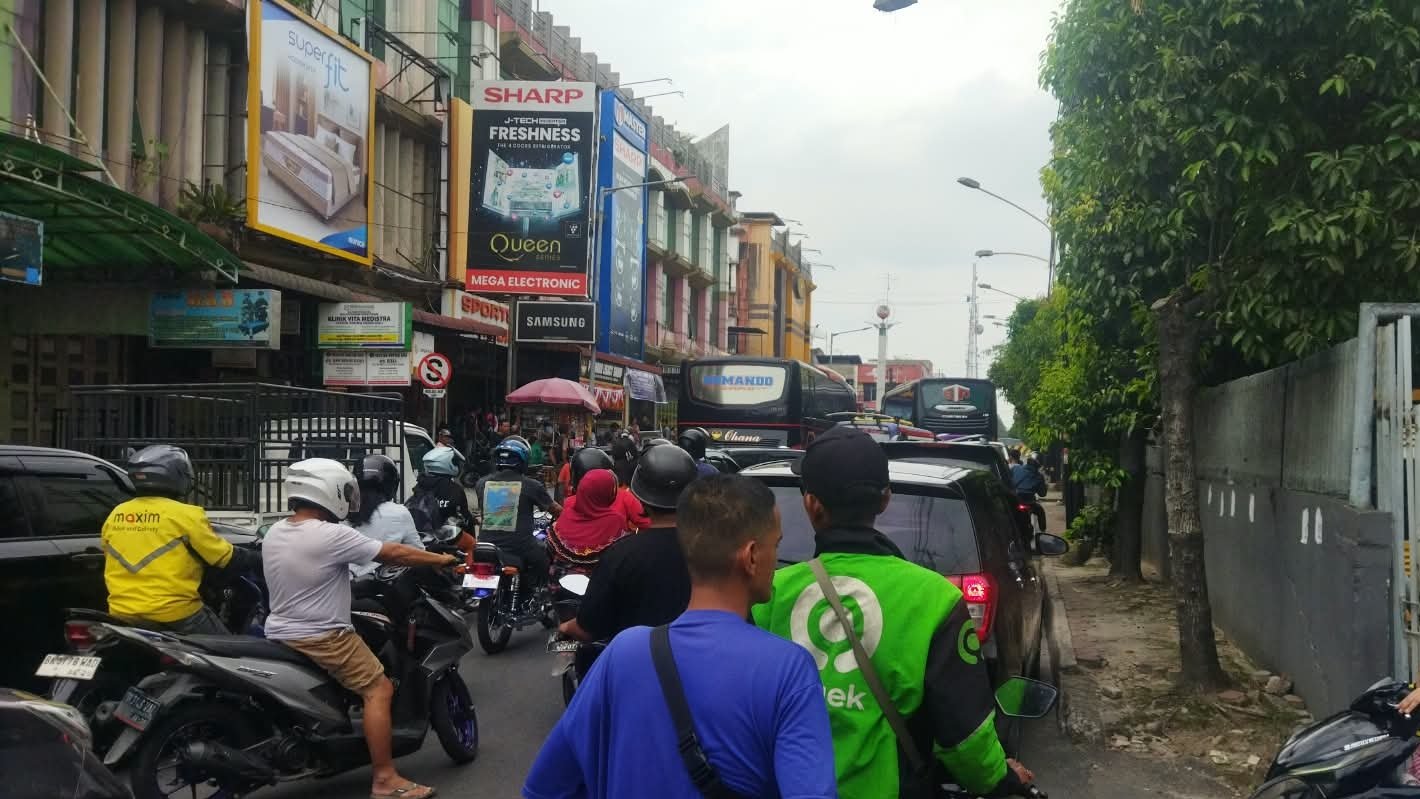 Macet Di Jalan Pattimura Mengular, PO Bus Ohana dan Eldivo Kangkangi Aturan