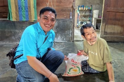 Dari Pintu ke Pintu, Reinhard Raji Manurung Salurkan Bantuan kepada Penyandang Disabilitas